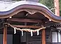 Varios shide en un shimenawa en la puerta de acceso, Nikkō.