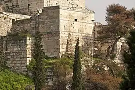 Vista de la puerta desde el noroeste.