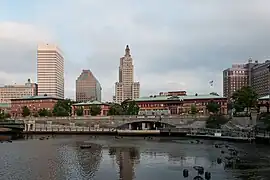 El edificio (centro izquierda) es visible desde el Waterplace Park
