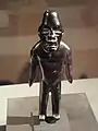 Pequeña escultura de un hombre.