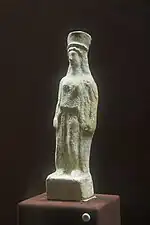 Figurilla femenina de terracota del siglo V a. C.