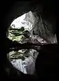 Piscina reflectante en el interior de la gruta.
