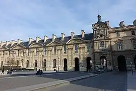 Fachada rematada por la galería del borde del agua del Louvre, de Jacques II Androuet du Cerceau (ca. 1600)