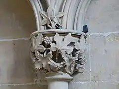 tCapitel de la casa del capitulo con talla de lúpulo