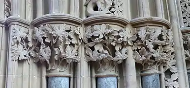 Capiteles del portal de la sala capitular, lado derecho