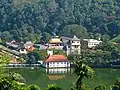 El estilo de techo kandyano del Sri Dalada Maligawa en Kandy, Sri Lanka