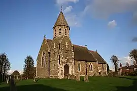 Iglesia de San Juan Bautista (1872), High Toynton, Lincolnshire, que muestra la inusual torre del porche suroeste con broches hasta el piso superior octogonal y rematada por una pequeña aguja