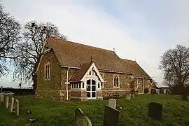 La iglesia de San Wilfrido (1890), Thornton-by-Horncastle, Lincolnshire, restauración general de Ewan Christian,el porche sur de madera y el marco de campana de madera en el gablete son probablemente obra suya