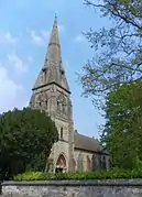 Iglesia de Santiago (1860-1862), Tunbridge Wells, las ventanas tiene una rica traceria geométrica y el suroeste empinao también sirve como un porche de entrada