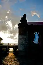 Pasarela peatonal que conecta el convento con la iglesia