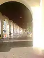 Entrada de la plataforma ferroviaria. La plataforma está restringido a las personas sin boletos de abordaje.