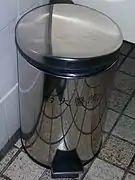 Papelera con pedal.