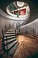 Escalera de hormigón reformada en el edificio.