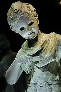 Estatua de bronce de un niño de la realeza (siglo I a. C.}-siglo I d. C.), tal vez Cesarión.
