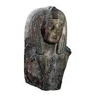 Inscripción del busto de Osorkon (a izq. y der. del cartucho).
