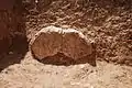 Estela de una de las tumbas descubiertas.
