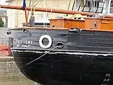 Popa redonda de un barco de madera.