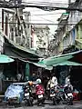 Un callejón con tiendas en Yaowarat.