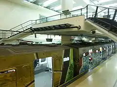 Formación detenida en el andén de la estación.