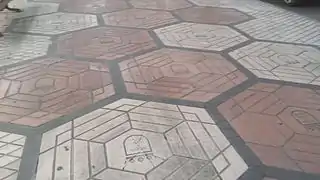 Suelo del bulevar del paseo de la Libertad con el escudo de la ciudad