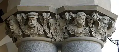 Detalle de capitel de la arcada neogótica, diseño de Jan Matejko.