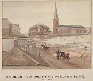 Acuarela de St James al lado de la Suprema Corte. La vista mira hacia el norte a lo largo de un camino sin pavimento (ahora Elizabeth Street) sobre el cual hay gente caminando, montando a caballo y manejando carruajes. Un espacio vacío (ahora Hyde Park) aparece en el lado derecho