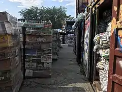 Pilas de botellas y latas ordenadas esperan a ser recogidas para su reciclaje
