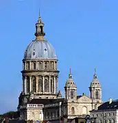Vista lejana con la torres y la cúpula