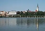 Vista de la ciudad con la Lužnice en primer plano