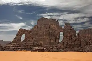 Ventanas naturales en la formación rocosa La Catedral