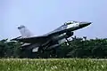 Un F-16 despegando.