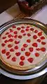 Tarta de cerezas con queso y crema de leche.