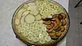 Tarta de puré de frutas con trozos de banana, ciruela y manzana.