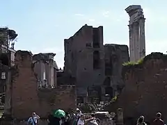 El templo de Cástor y Pólux  (derecha) con el templo de Vesta.
