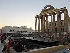 Ruinas frente a la fachada.