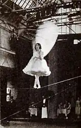 Fotografía en blanco y negro de Bird Millman sobre el alambre
