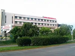 Hospital Dr. Pila (ahora Hospital Metropolitano Dr. Pila) del lado norte de la avenida Las Américas (PR-163), mirando al noreste en el barrio Canas Urbano