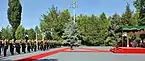 Guardia de honor formada por las Fuerzas Armadas de Uzbekistán en la explanada de la residencia.