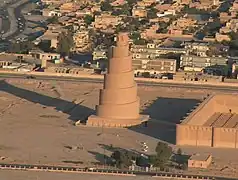 Construido por el califa Al-Mutawákkil. El minarete en espiral de la Gran Mezquita de Samarra, Irak, hereda la arquitectura única del «Minar» de Firuzabad