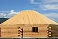 Yurta de madera en construcción en el distrito de Zakámenski, en Buriatia, Rusia