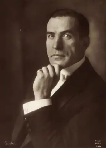 Theodor Becker en 1920, fotografiado por Alexander Binder