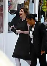 Hahn caminando y riendo
