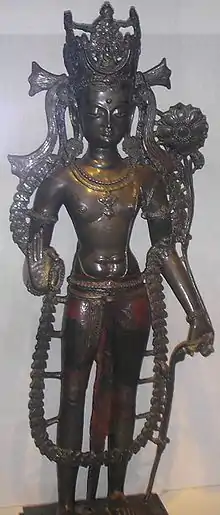 Esta escultura fue realizada poco después de la llegada de eruditos y artistas invitados de Asia Central Cachemira para revitalizar el budismo en el reino de Guge del Tíbet occidental traídos por el líder budista Yeshe Ö (947-1024) d.C.)