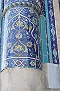 Detalle de una columna que encuadra el pishtak de la madraza.