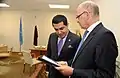 Héctor Timerman presentando ante Nassir Abdulaziz Al-Nasser una denuncia por la militarización del Atlántico Sur hecha por el Reino Unido en Malvinas.