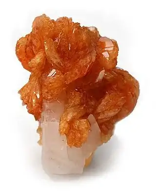 Tinzenita sobre calcita  (4.5 x 3.5 x 3 cm; Mina Wessels,  provincia del Cabo Norte, Sudáfrica)