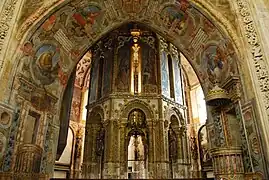 Entrada de la charola, con sus pinturas murales.