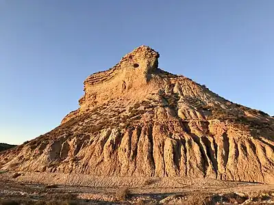 Canal de Tauste. Lado izquierdo Torre de LeozRuinas de las casas de labranza de la Torre de Leoz. Desde 1981 es un despobladoPeña del Sol, cara sureste