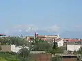 Torrico en primavera con la Sierra de Gredos al fondo.