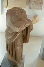 Estatua de mujer sin cabeza realizada con mármol de Paros, del periodo helenístico.